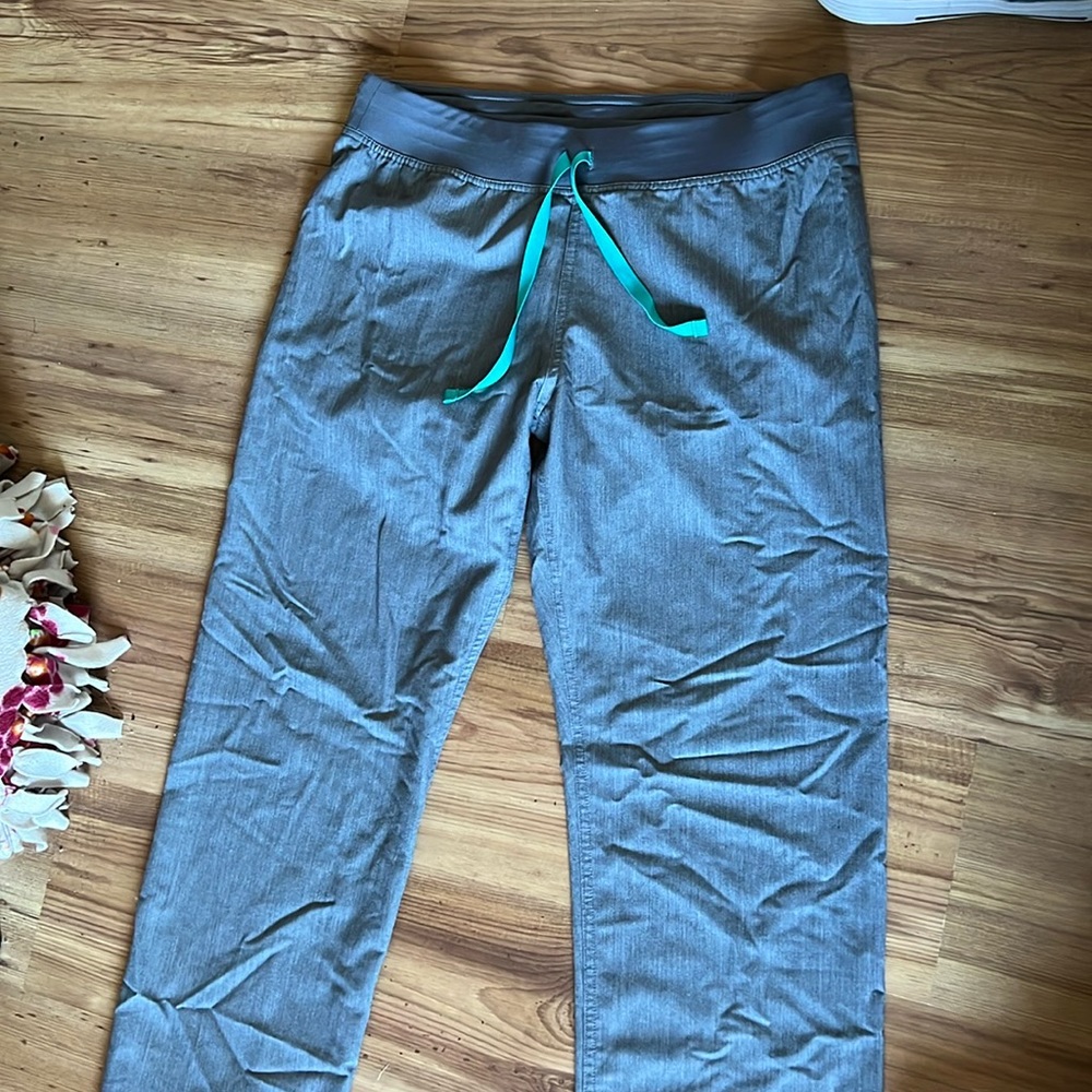 Women’s Figs scrub bottoms. Medium petite